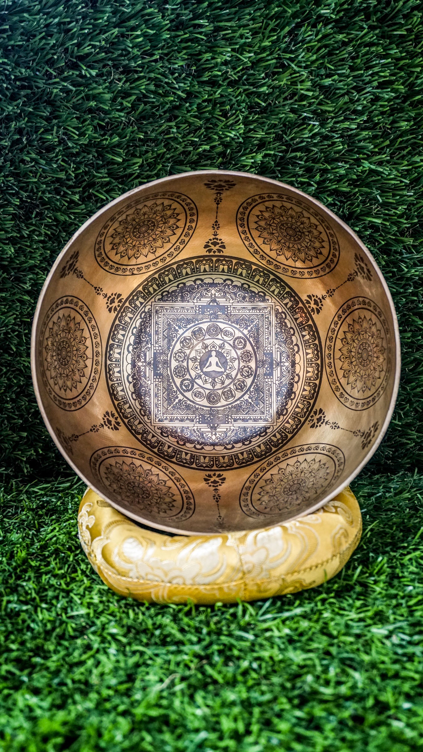 The Kalachakra Mandala Singing Bowl holds the energy of transformation and inner balance. At its center, a human figure with seven chakras is framed by the Kalachakra Mandala’s four gates, symbolizing openness to wisdom. Flower-like mandala patterns fill the inside and outside, creating a peaceful and sacred presence. Its deep, grounding sound helps calm the mind and support focused meditation.