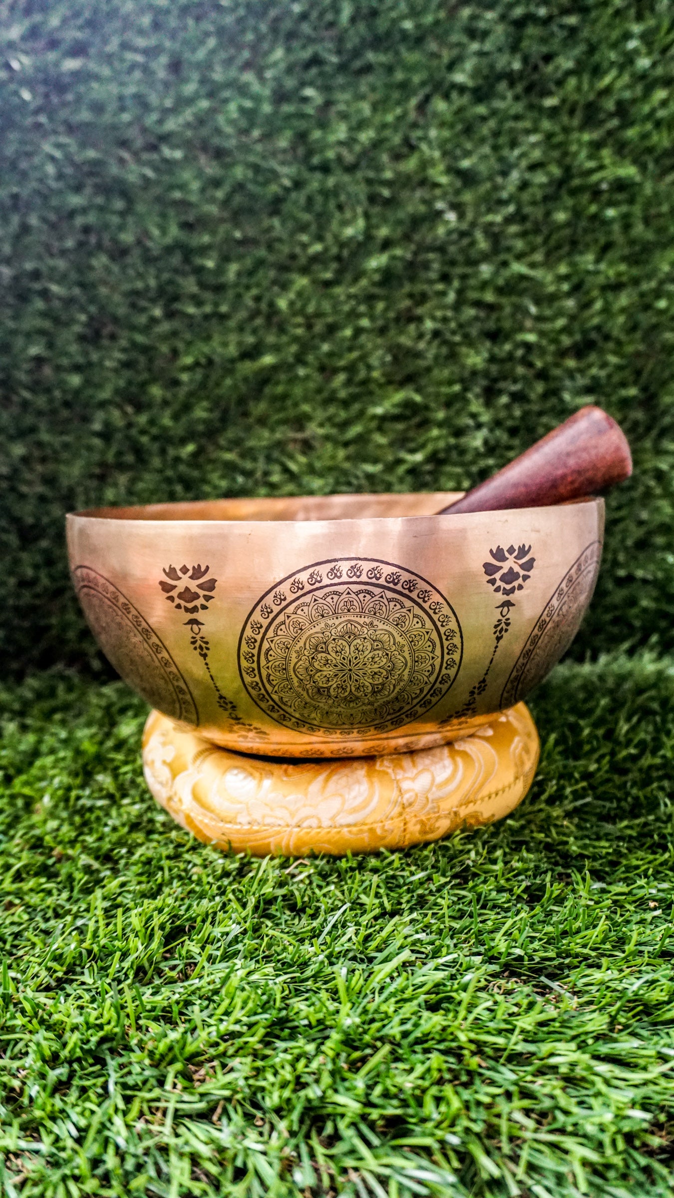 The Kalachakra Mandala Singing Bowl holds the energy of transformation and inner balance. At its center, a human figure with seven chakras is framed by the Kalachakra Mandala’s four gates, symbolizing openness to wisdom. Flower-like mandala patterns fill the inside and outside, creating a peaceful and sacred presence. Its deep, grounding sound helps calm the mind and support focused meditation.