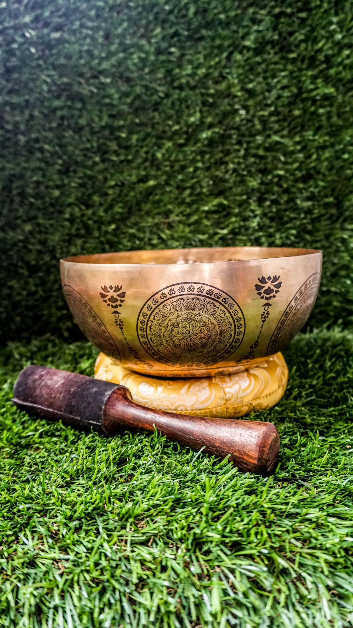 The Kalachakra Mandala Singing Bowl holds the energy of transformation and inner balance. At its center, a human figure with seven chakras is framed by the Kalachakra Mandala’s four gates, symbolizing openness to wisdom. Flower-like mandala patterns fill the inside and outside, creating a peaceful and sacred presence. Its deep, grounding sound helps calm the mind and support focused meditation.