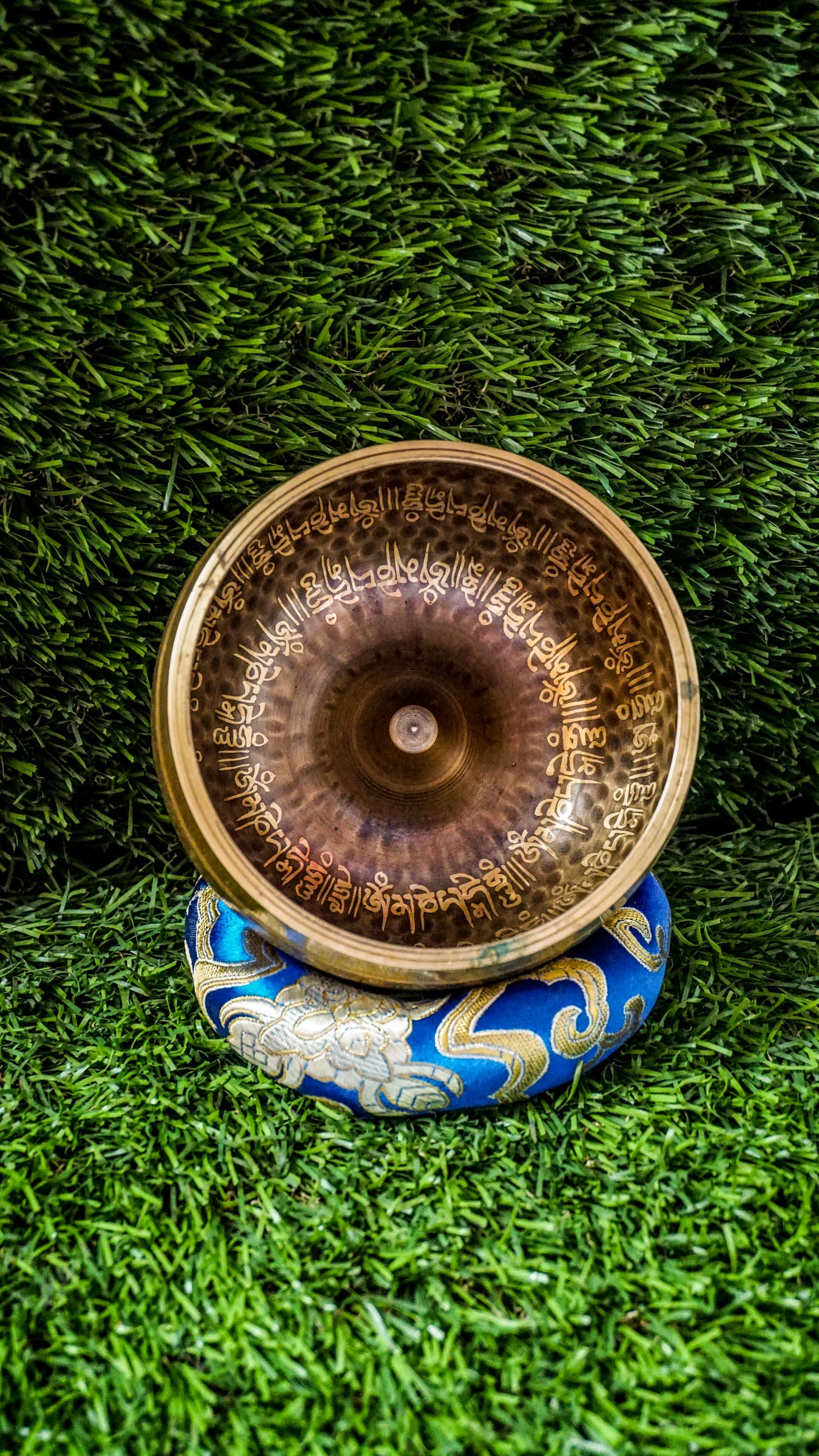 The Lingam Singing Bowl features a central lingam symbolizing divine creation and balance. The Om Mani Padme Hum mantra circles the inside and outside, creating harmony and protection. It produces a deep, steady tone that supports meditation, grounding, and focus. Includes wooden mallet and silk cushion.
