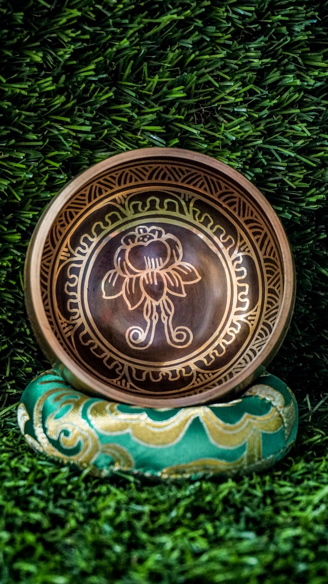 The lotus singing bowl features a lotus flower at its center, symbolizing purity and spiritual growth. The sacred mantra Om Mani Padme Hum flows around the outside in Tibetan script, enhancing its calming energy. Its clear, soothing tones create a peaceful atmosphere for meditation or relaxation