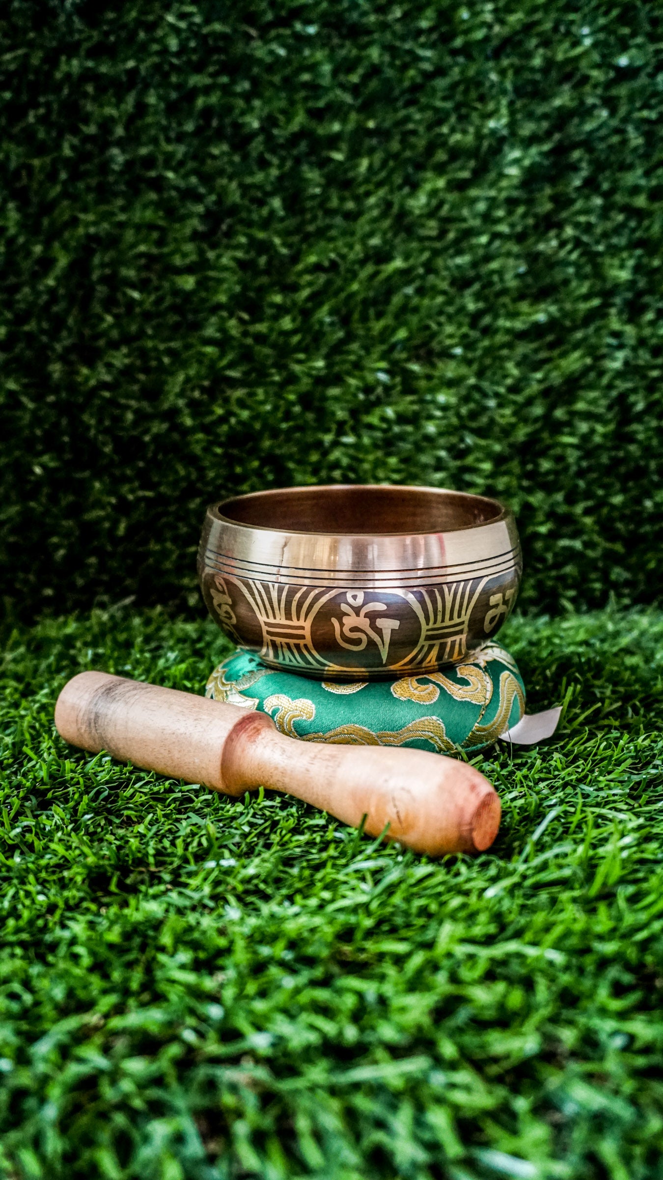 The lotus singing bowl features a lotus flower at its center, symbolizing purity and spiritual growth. The sacred mantra Om Mani Padme Hum flows around the outside in Tibetan script, enhancing its calming energy. Its clear, soothing tones create a peaceful atmosphere for meditation or relaxation