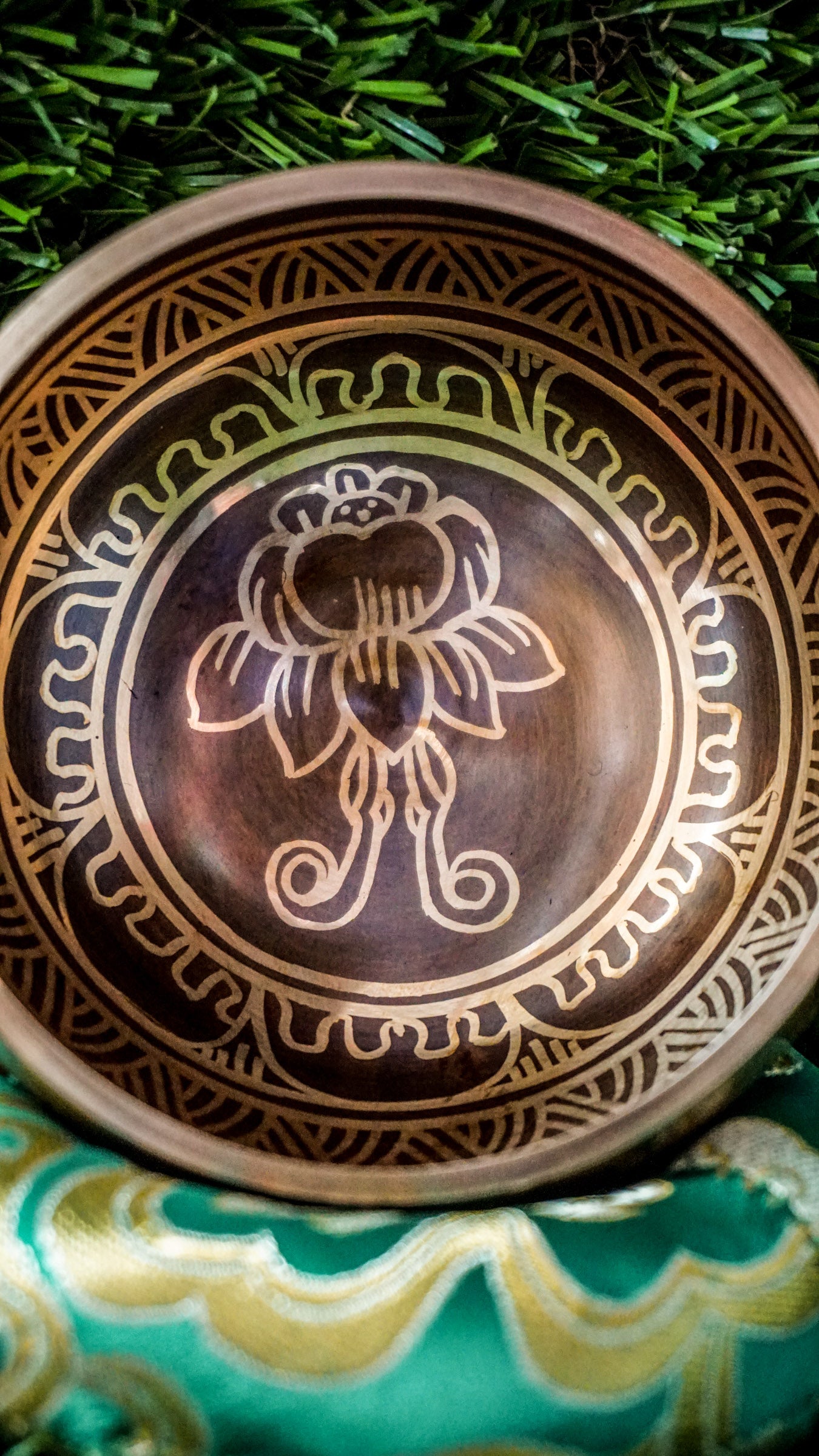 The lotus singing bowl features a lotus flower at its center, symbolizing purity and spiritual growth. The sacred mantra Om Mani Padme Hum flows around the outside in Tibetan script, enhancing its calming energy. Its clear, soothing tones create a peaceful atmosphere for meditation or relaxation