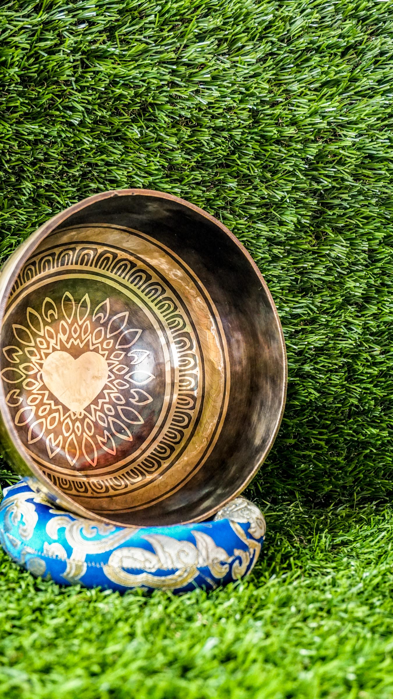 The Love Singing Bowl features a heart symbol at its center, framed by delicate floral patterns that radiate warmth and emotional peace. Matching heart and flower motifs flow around the outside, creating a soothing and uplifting design. With its soft, warm tone, this bowl is perfect for heart-centered meditation, intention setting, or bringing gentle calm into your space.