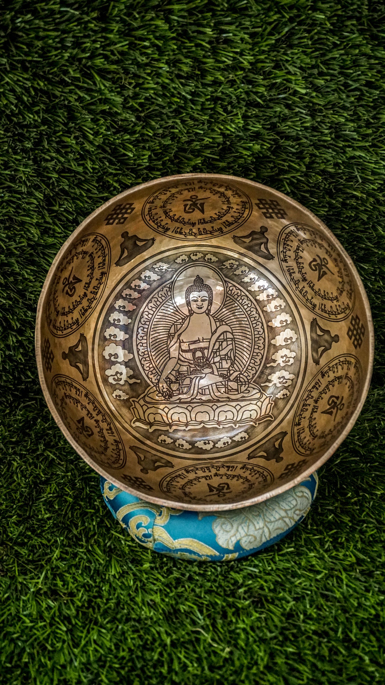 The Medicine Buddha Singing Bowl is a symbol of healing and peace. With the Medicine Buddha at its center and sacred healing motifs on the outside, it radiates comfort and balance. Its clear, soothing sound supports relaxation, meditation, and emotional renewal.