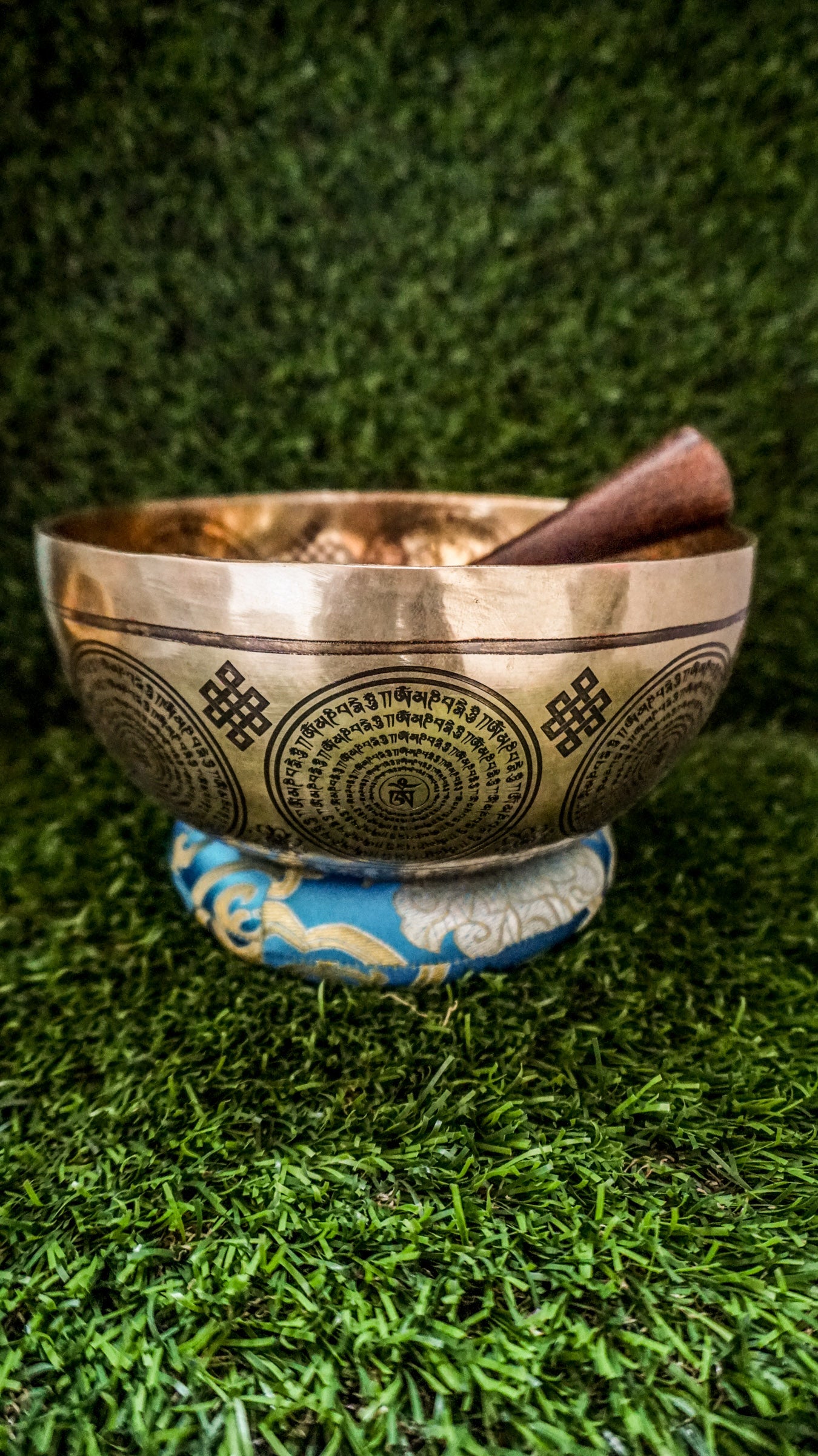 The Medicine Buddha Singing Bowl is a symbol of healing and peace. With the Medicine Buddha at its center and sacred healing motifs on the outside, it radiates comfort and balance. Its clear, soothing sound supports relaxation, meditation, and emotional renewal.