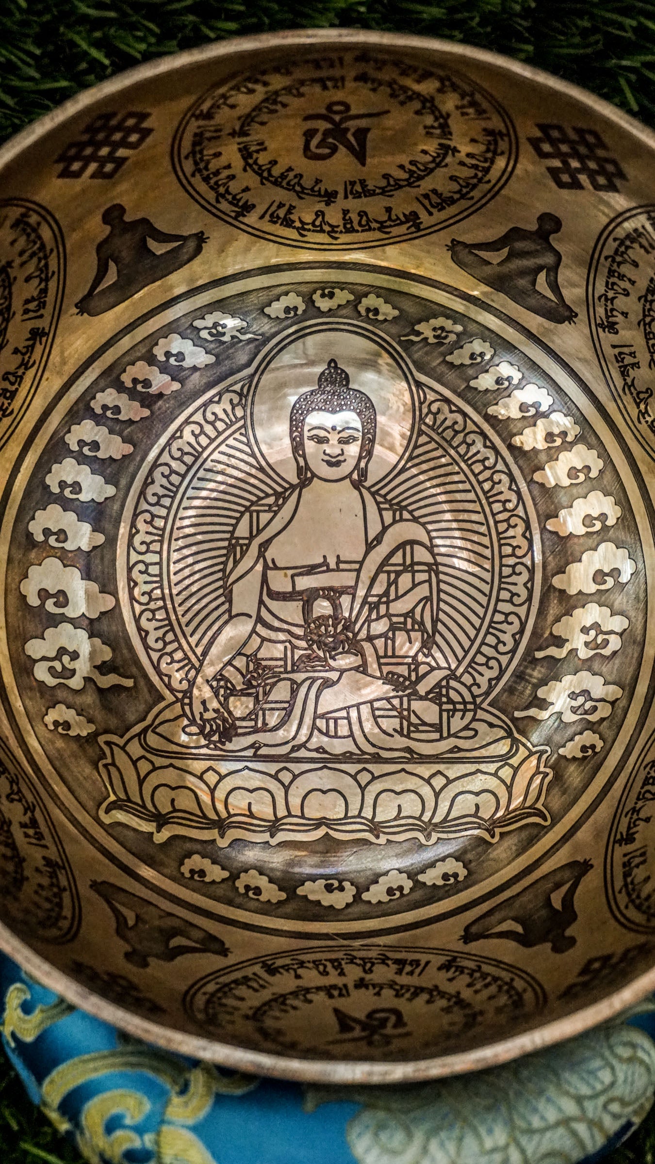 The Medicine Buddha Singing Bowl is a symbol of healing and peace. With the Medicine Buddha at its center and sacred healing motifs on the outside, it radiates comfort and balance. Its clear, soothing sound supports relaxation, meditation, and emotional renewal.