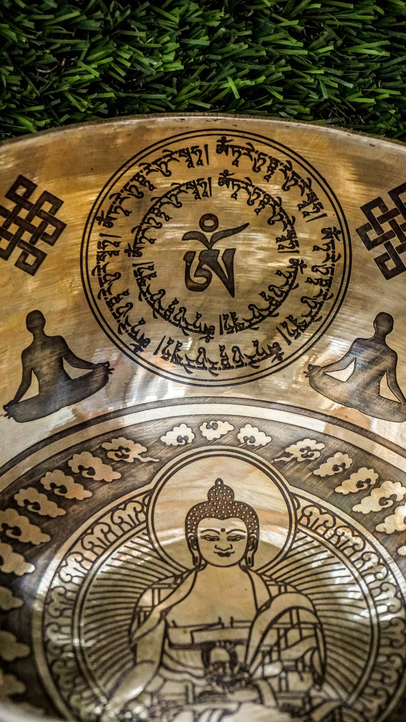 The Medicine Buddha Singing Bowl is a symbol of healing and peace. With the Medicine Buddha at its center and sacred healing motifs on the outside, it radiates comfort and balance. Its clear, soothing sound supports relaxation, meditation, and emotional renewal.