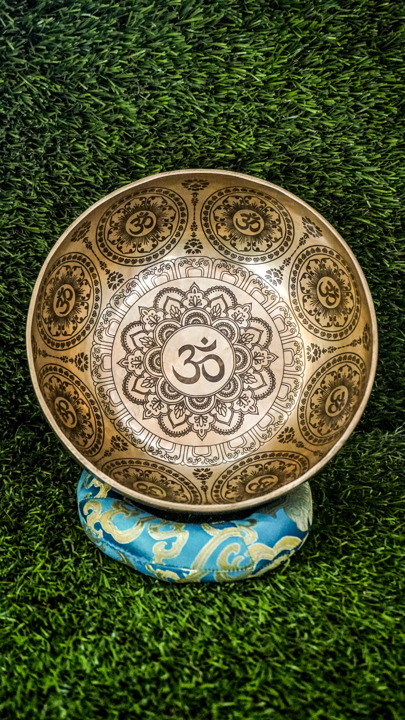 The Om Lotus Singing Bowl is a gentle guide to peace and presence. Featuring the sacred Om symbol surrounded by a lotus motif, it symbolizes spiritual awakening and inner clarity. Its soothing sound supports meditation and mindfulness, making it a beautiful addition to your daily practice