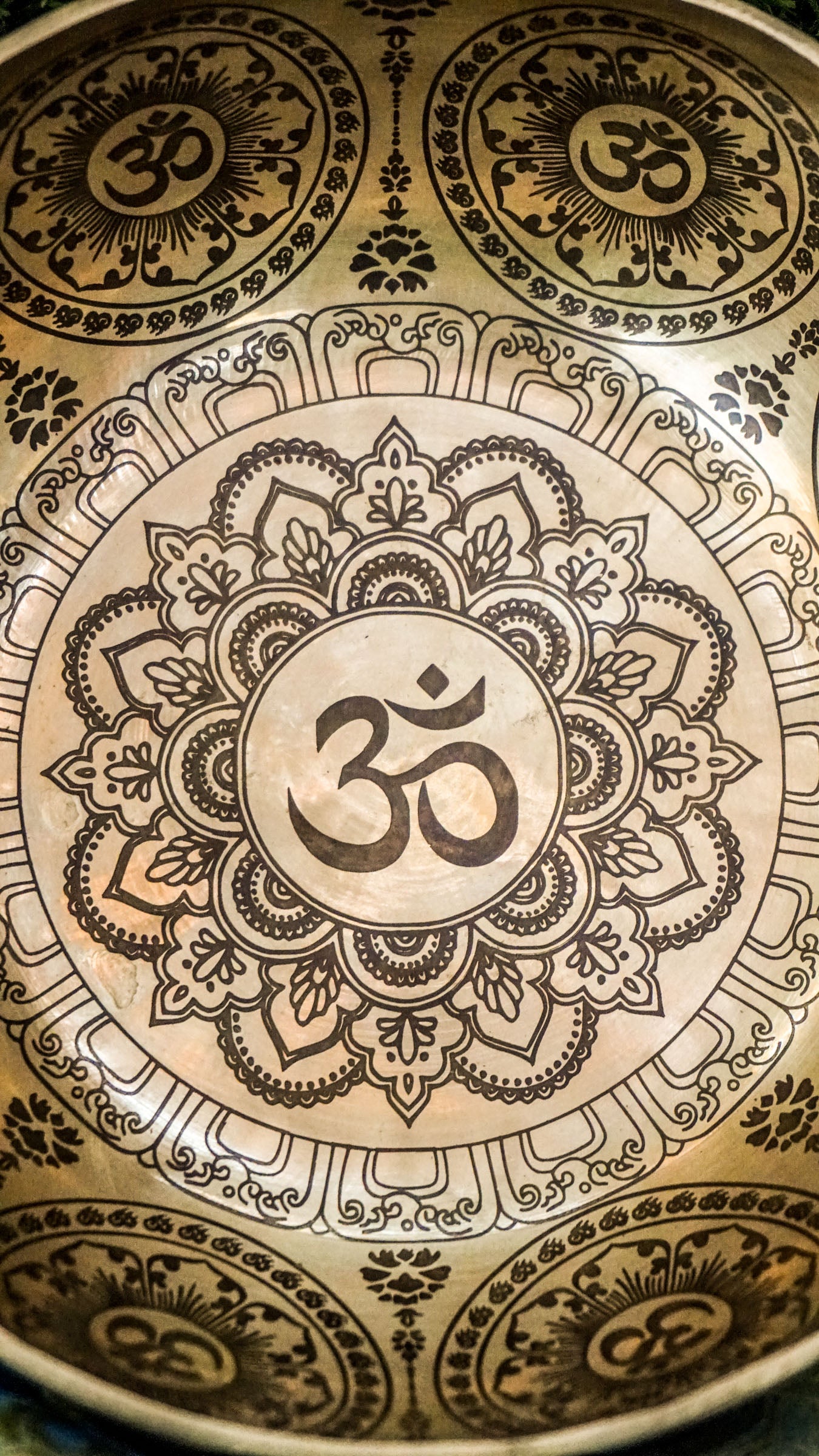 The Om Lotus Singing Bowl is a gentle guide to peace and presence. Featuring the sacred Om symbol surrounded by a lotus motif, it symbolizes spiritual awakening and inner clarity. Its soothing sound supports meditation and mindfulness, making it a beautiful addition to your daily practice