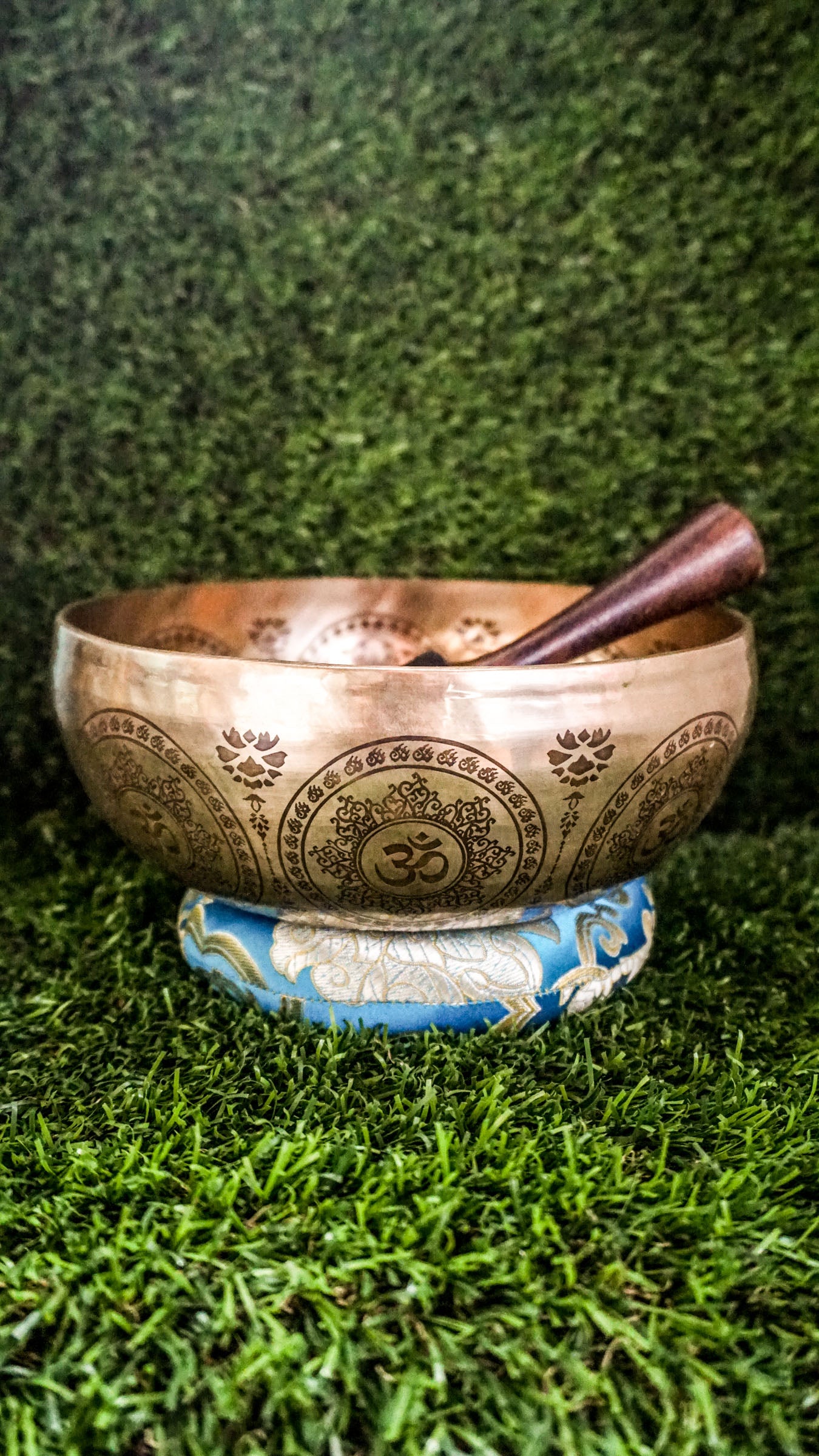 The Om Lotus Singing Bowl is a gentle guide to peace and presence. Featuring the sacred Om symbol surrounded by a lotus motif, it symbolizes spiritual awakening and inner clarity. Its soothing sound supports meditation and mindfulness, making it a beautiful addition to your daily practice