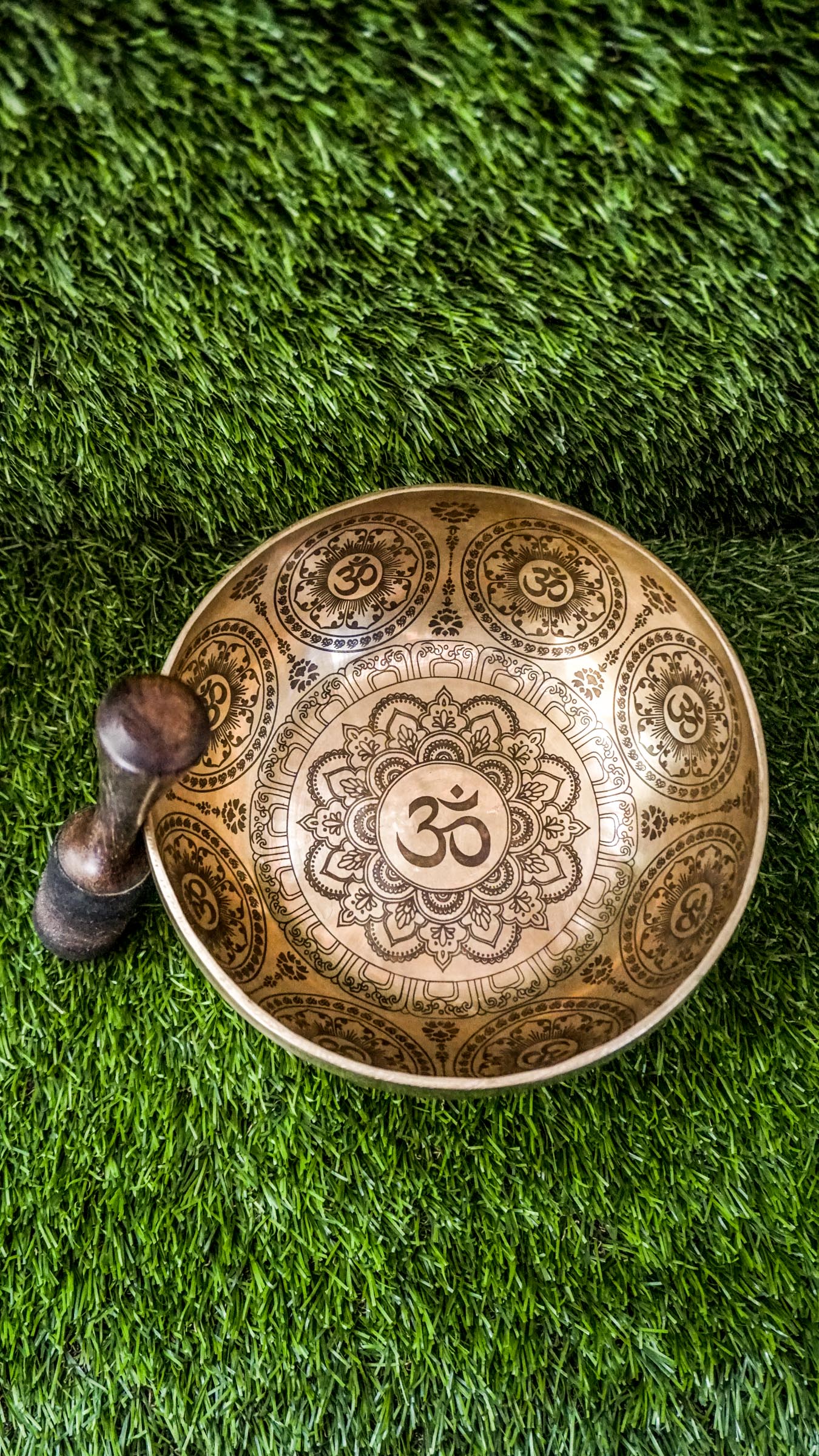 The Om Lotus Singing Bowl is a gentle guide to peace and presence. Featuring the sacred Om symbol surrounded by a lotus motif, it symbolizes spiritual awakening and inner clarity. Its soothing sound supports meditation and mindfulness, making it a beautiful addition to your daily practice