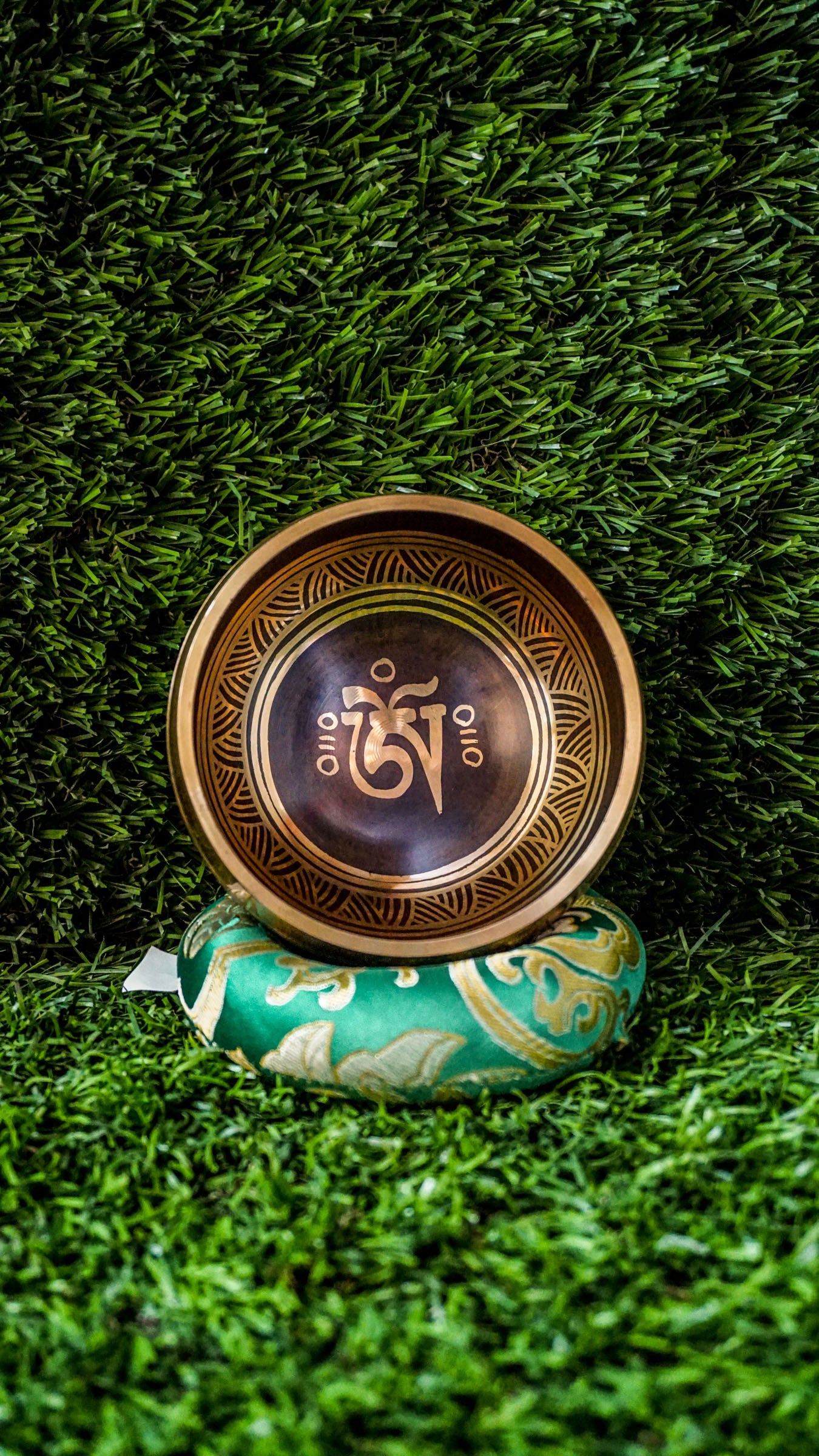 The Om Singing Bowl centers around the sacred Tibetan Om symbol, surrounded by the calming mantra Om Mani Padme Hum inside and echoed in circular patterns on the outside. Its smooth, grounding tone helps clear the mind and bring you back to stillness and presence.