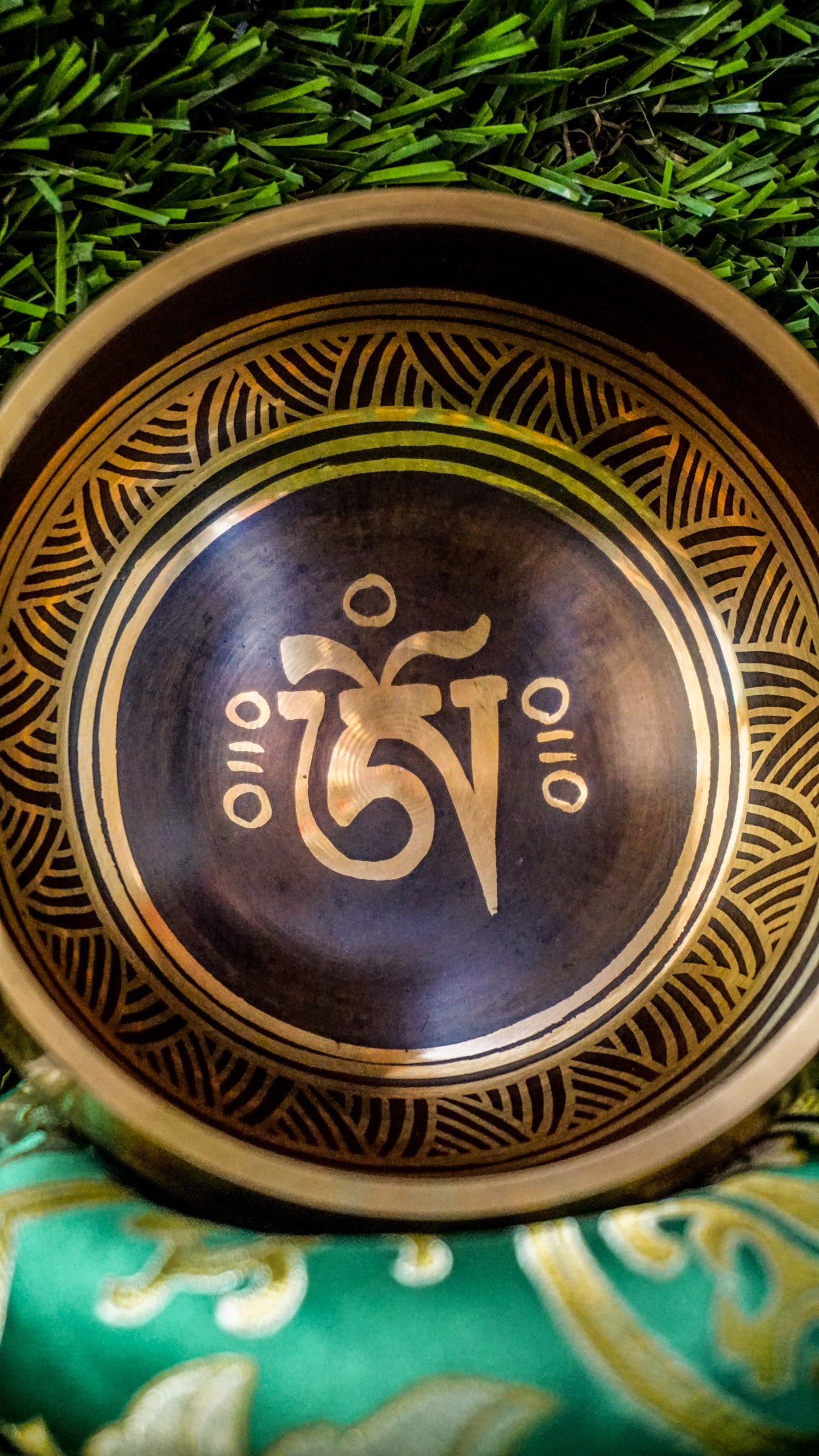 The Om Singing Bowl centers around the sacred Tibetan Om symbol, surrounded by the calming mantra Om Mani Padme Hum inside and echoed in circular patterns on the outside. Its smooth, grounding tone helps clear the mind and bring you back to stillness and presence.