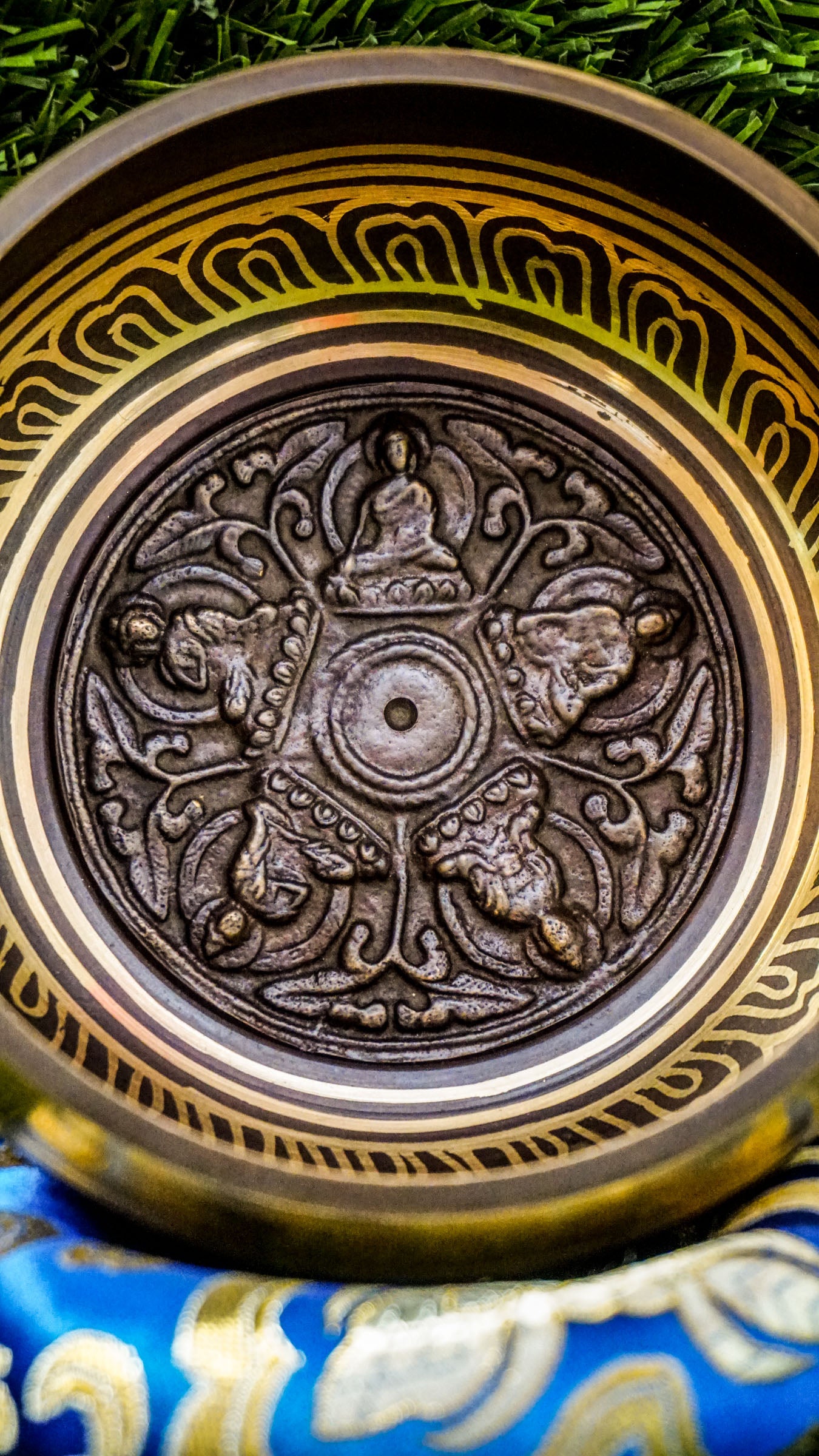 The Panch Buddha Singing Bowl features the Five Dhyani Buddhas at its center, each representing a unique aspect of wisdom and awakening. Surrounded by the calming Om Mani Padme Hum mantra, this bowl offers deep, steady sound that supports meditation, healing, and inner peace.