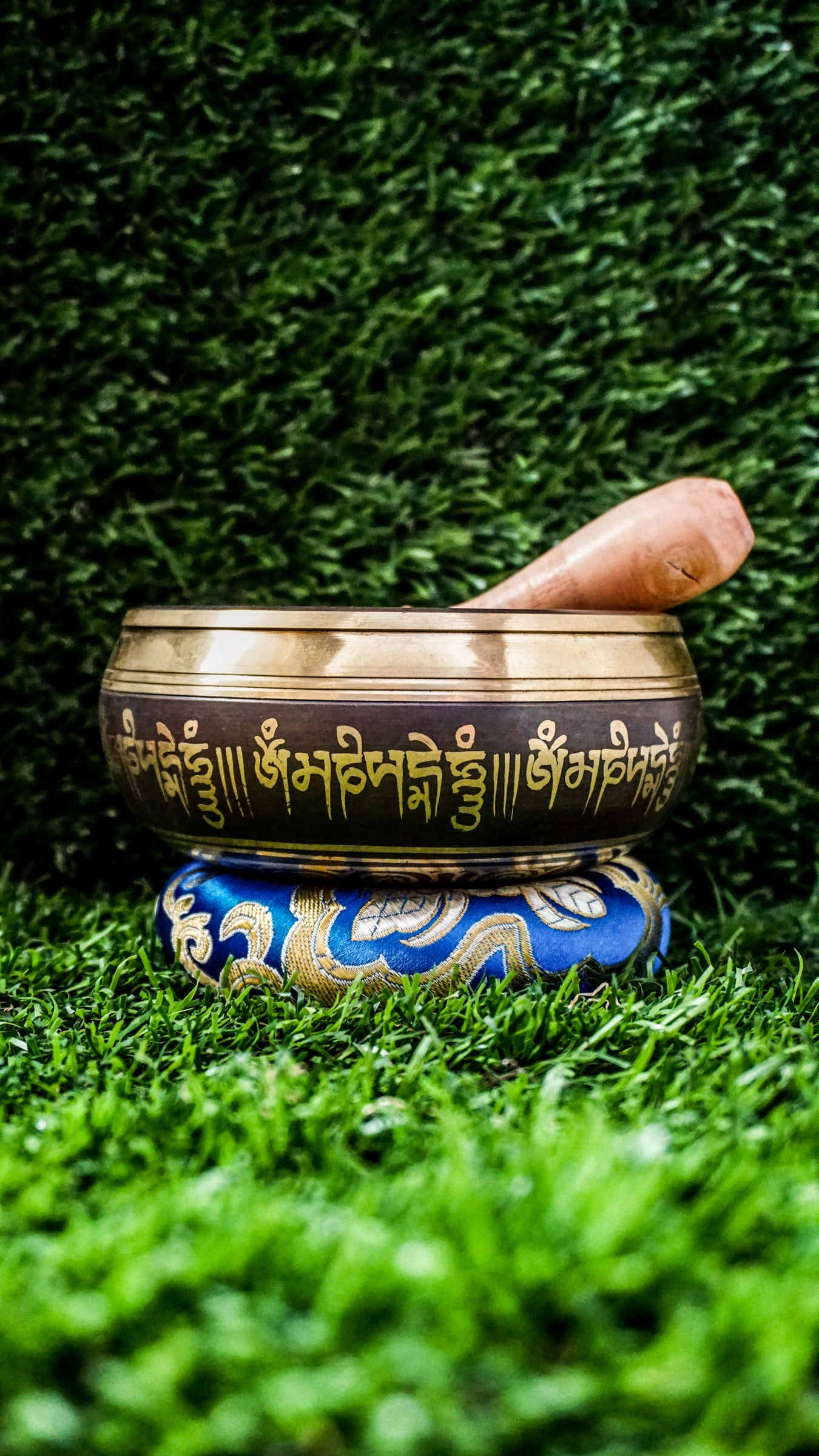 The Panch Buddha Singing Bowl features the Five Dhyani Buddhas at its center, each representing a unique aspect of wisdom and awakening. Surrounded by the calming Om Mani Padme Hum mantra, this bowl offers deep, steady sound that supports meditation, healing, and inner peace.