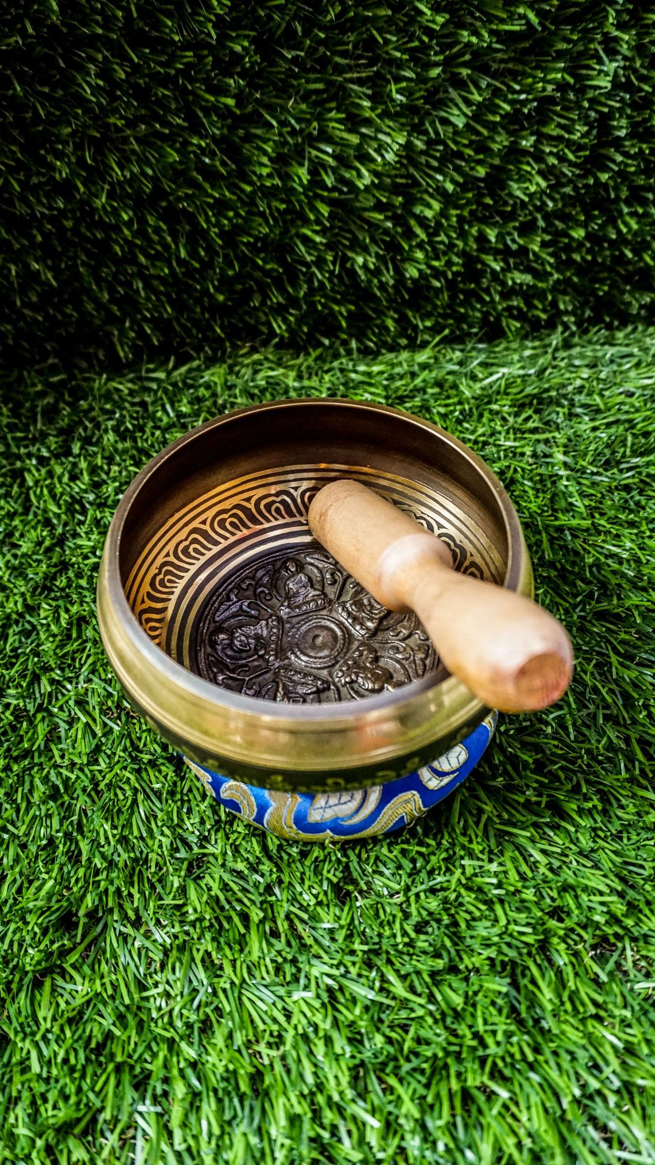 The Panch Buddha Singing Bowl features the Five Dhyani Buddhas at its center, each representing a unique aspect of wisdom and awakening. Surrounded by the calming Om Mani Padme Hum mantra, this bowl offers deep, steady sound that supports meditation, healing, and inner peace.