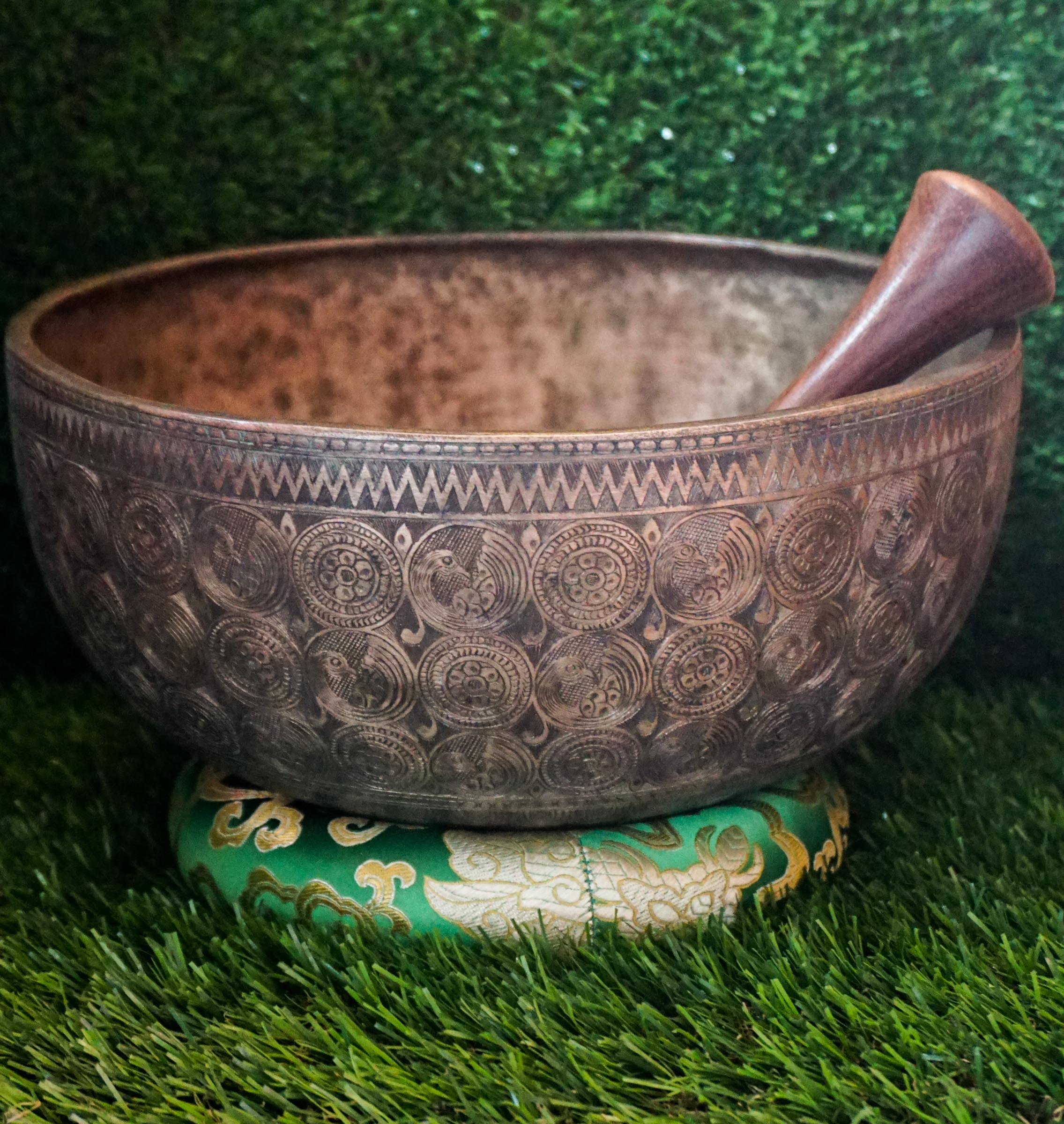 Semi-antique healing Jambati Singing bowl with a pattern hand carved 