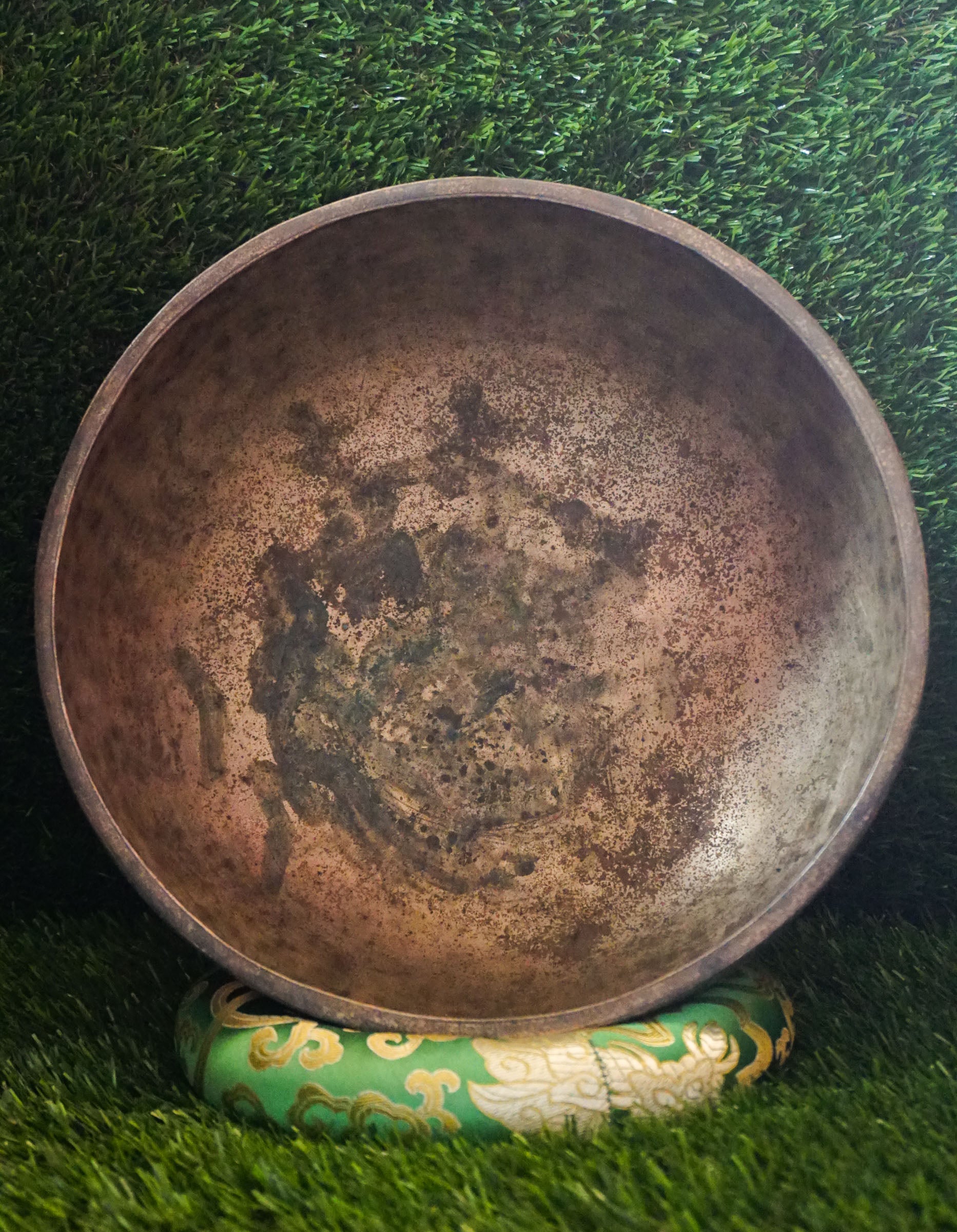 Semi-antique healing Jambati Singing bowl with a pattern hand carved 