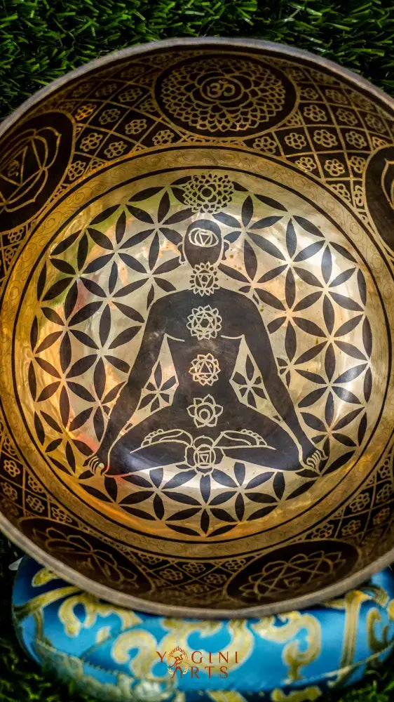 This chakra singing bowl features a central seven-chakra figure surrounded by gentle symbols. Its clear, calming tone supports alignment, healing, and mindful grounding.