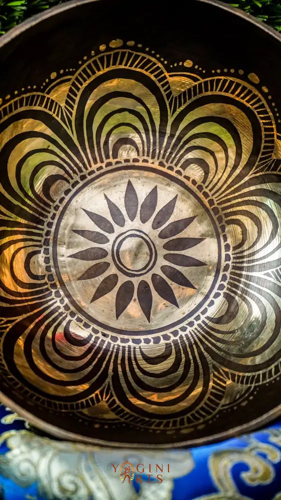 The Flower Singing Bowl features a blooming mandala and the Om Mani Padme Hum mantra outside. Its gentle sound brings calm, focus, and spiritual peace and is ideal for meditation or quiet moments.