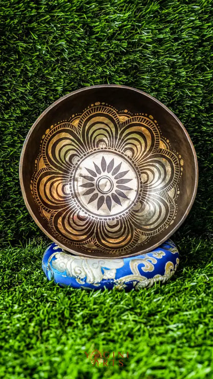 The Flower Singing Bowl features a blooming mandala and the Om Mani Padme Hum mantra outside. Its gentle sound brings calm, focus, and spiritual peace and is ideal for meditation or quiet moments.