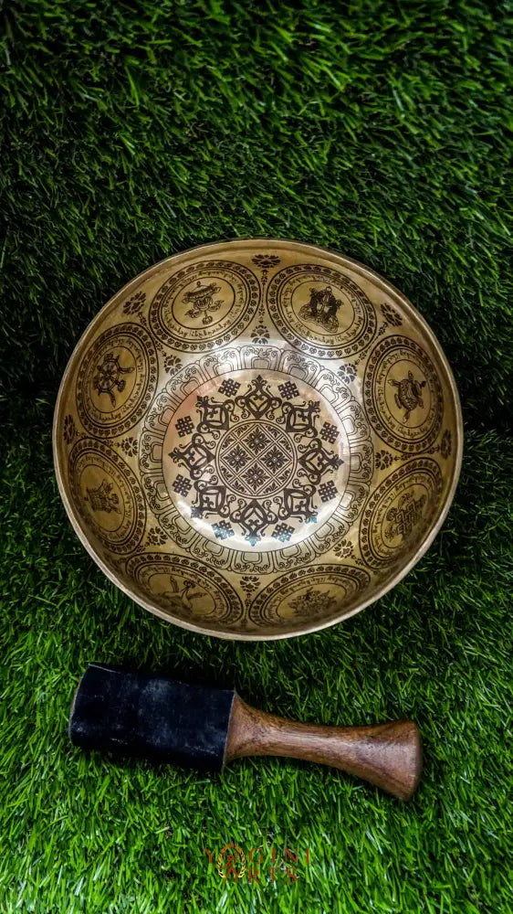The Flower Singing Bowl features a central lotus flower and the eight sacred Astamangala symbols, all arranged in a harmonious, floral rhythm. Surrounded by delicate mandala motifs, it creates a steady, calming sound that supports meditation and brings sacred beauty into your space.