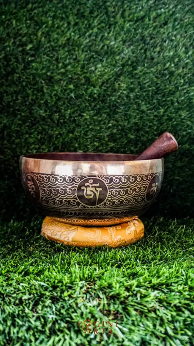 The Flower of Life Singing Bowl features the sacred Flower of Life at its center, surrounded by mandala motifs and the Om Mani Padme Hum mantra. Its warm, grounding sound supports mindfulness, balance, and stillness.