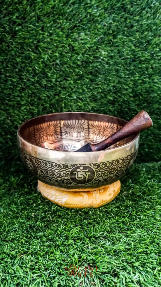 The Flower of Life Singing Bowl features the sacred Flower of Life at its center, surrounded by mandala motifs and the Om Mani Padme Hum mantra. Its warm, grounding sound supports mindfulness, balance, and stillness.