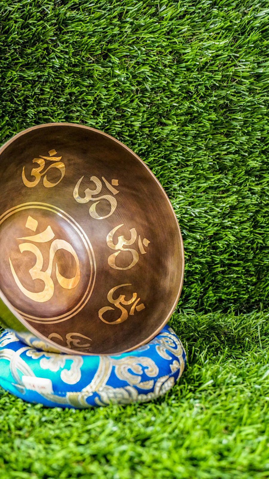 The Om Singing Bowl features a large Om symbol at its center, with repeating Om designs inside and outside. Its soothing sound supports meditation and calm, helping you reconnect with your inner peace.