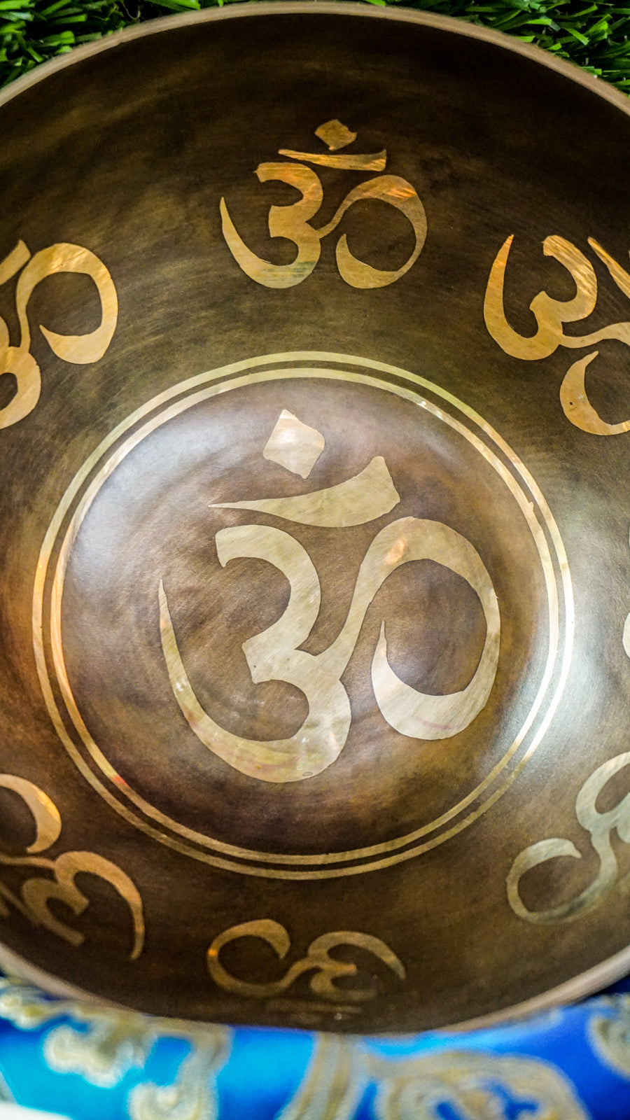 The Om Singing Bowl features a large Om symbol at its center, with repeating Om designs inside and outside. Its soothing sound supports meditation and calm, helping you reconnect with your inner peace.
