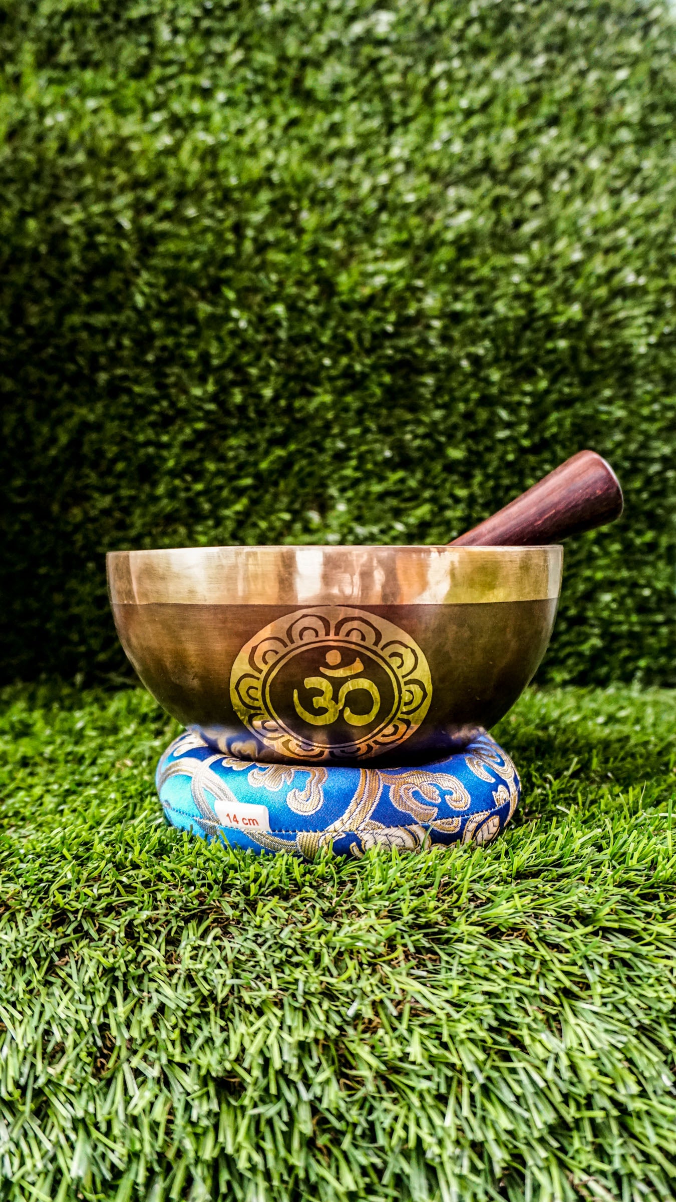 The Om Singing Bowl features a large Om symbol at its center, with repeating Om designs inside and outside. Its soothing sound supports meditation and calm, helping you reconnect with your inner peace.