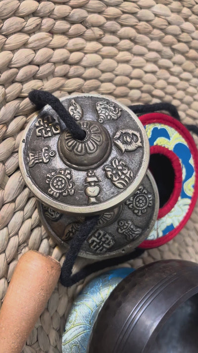 Himalayan Buddhist meditation set with 9 cm singing bowl, Ashtamangala tingsha, wooden mallet, Eye Thangka artwork and traditional accessories